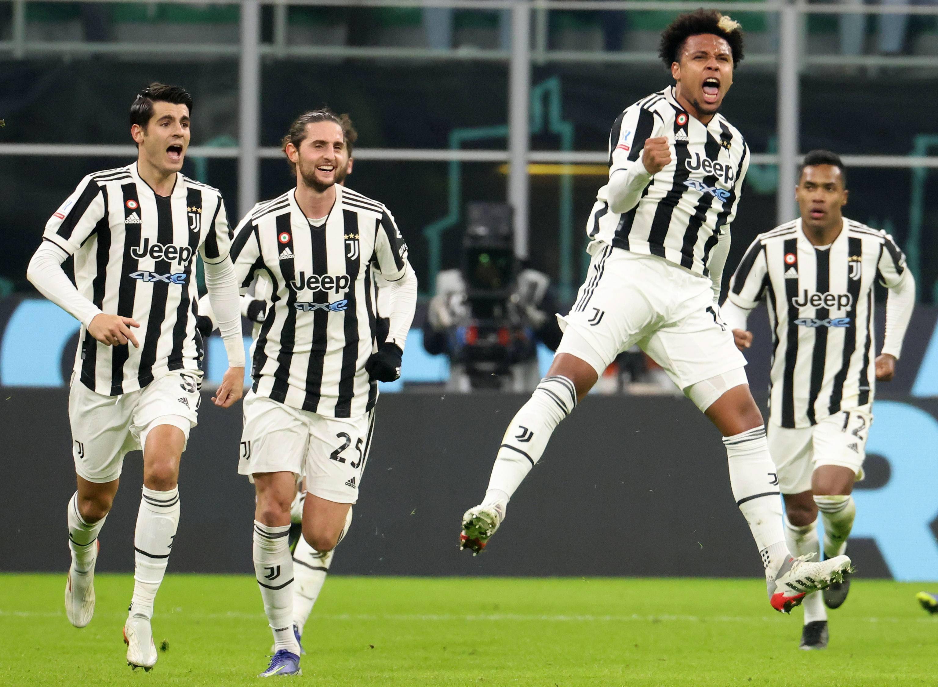 威少与杜兰特深情拥抱！火箭8换1重磅交易后跌入附加赛区