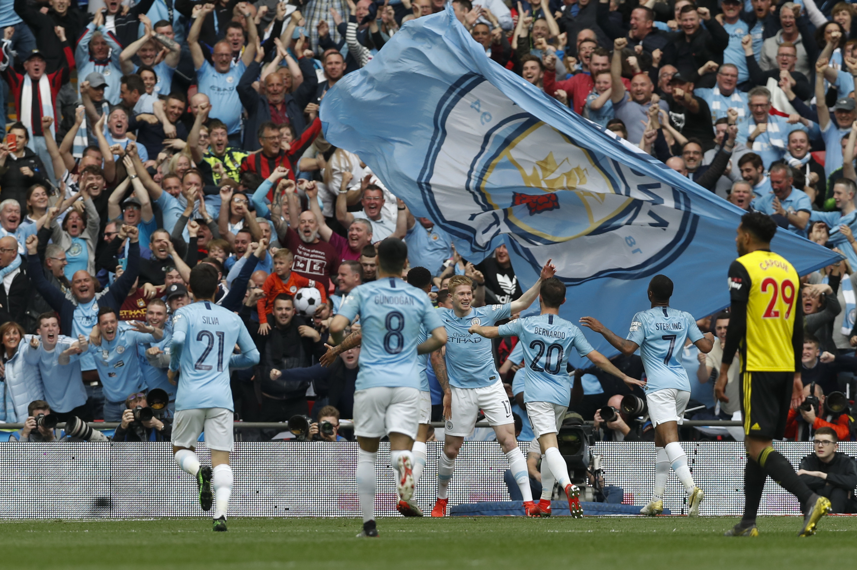 罗马与维拉谈判马伦租借，英超前锋的未来何去何从？